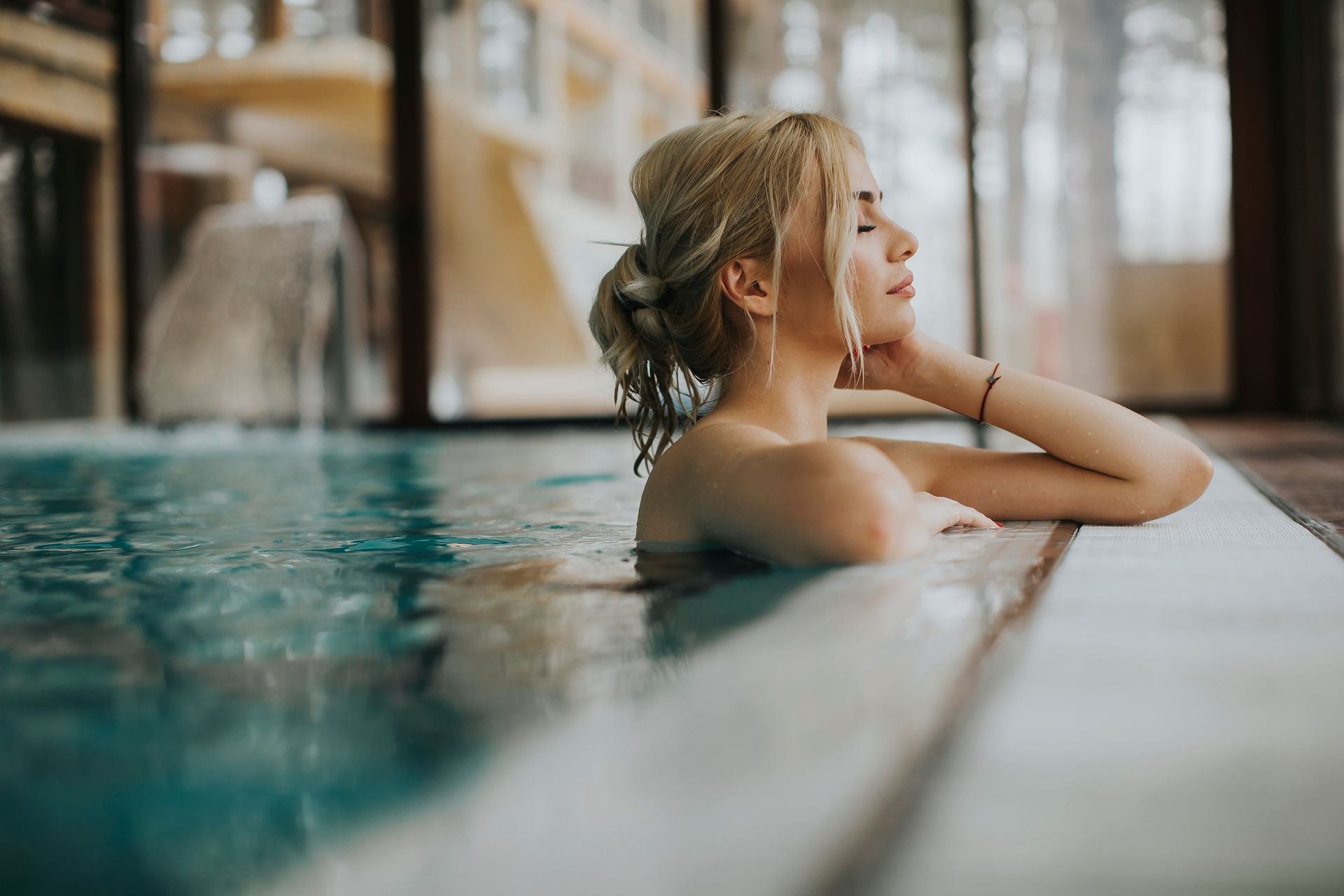 wellness-textilien-frau-entspannt-im-spa-pool Frau entspannt im Spa-Pool.