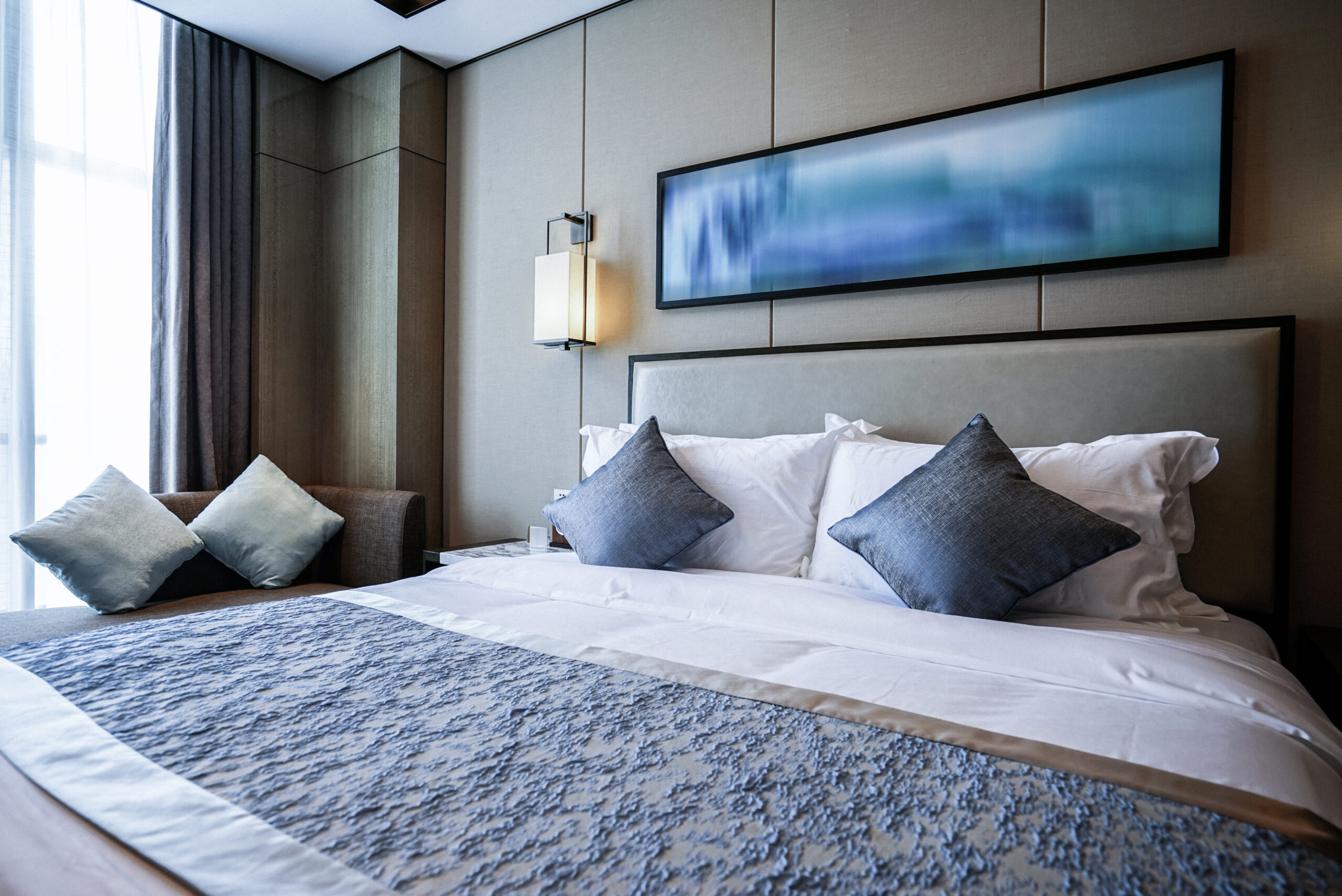 Personal legt gefaltete Handtücher auf ein Bett