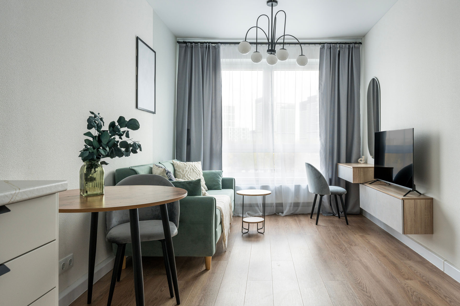 Innenausstattung einer Ferienwohnung mit Sofa und hellem Fenster.