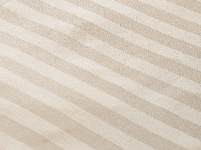 Hotel-Streifendamast Bettwäsche | 80x80, creme - Stück Detailansicht cremefarbener Streifendamast-Bettwäsche mit changierendem Streifenmuster und feiner Webstruktur.