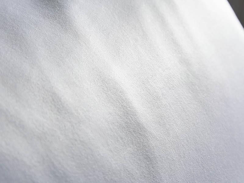 Satin-Bettwäsche Lynn | 140x210, weiß Detailansicht einer hochwertigen weißen Satin-Bettwäsche mit edlem Glanz.