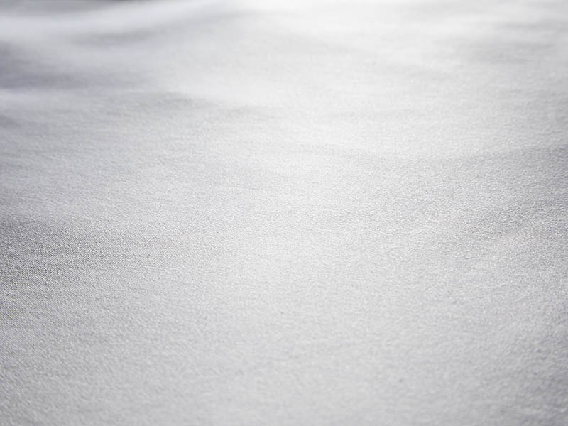 Satin-Bettwäsche Lynn | 140x210, weiß Nahaufnahme eines weißen Satin-Stoffes, mit leichtem Schimmer und Glanz.