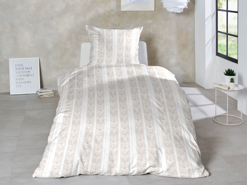 Bett mit einfarbiger Renforcé-Bettwäsche in hellem Beige, kombiniert mit Kissen und Decke in einem schlichten, modernen Schlafzimmer.